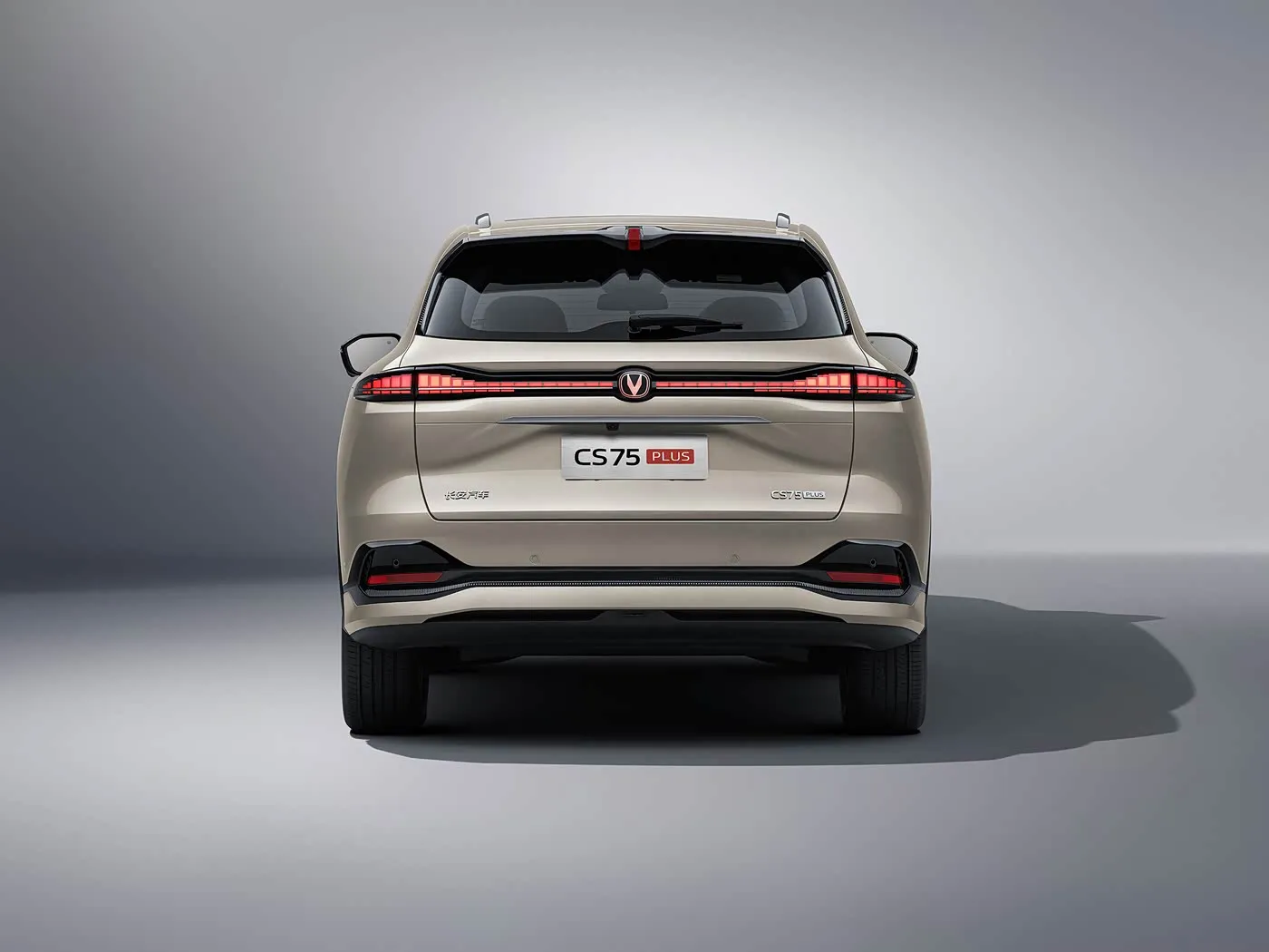 Компактный внедорожник Changan CS75 PLUS 1,5/2,0 зуба с системой L2,5 Assist, сенсорным экраном 15,6 дюйма и длинной колесной базой