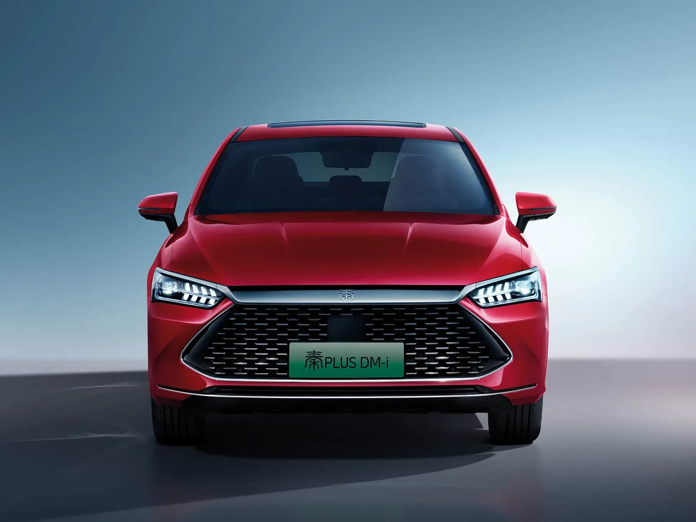 BYD Qing Plus Электрический внедорожник Гибридный авто Автомобиль на новой энергии Усовершенствованный электродвигатель с левым рулевым управлением Седан, оптимизированный для поисковых систем