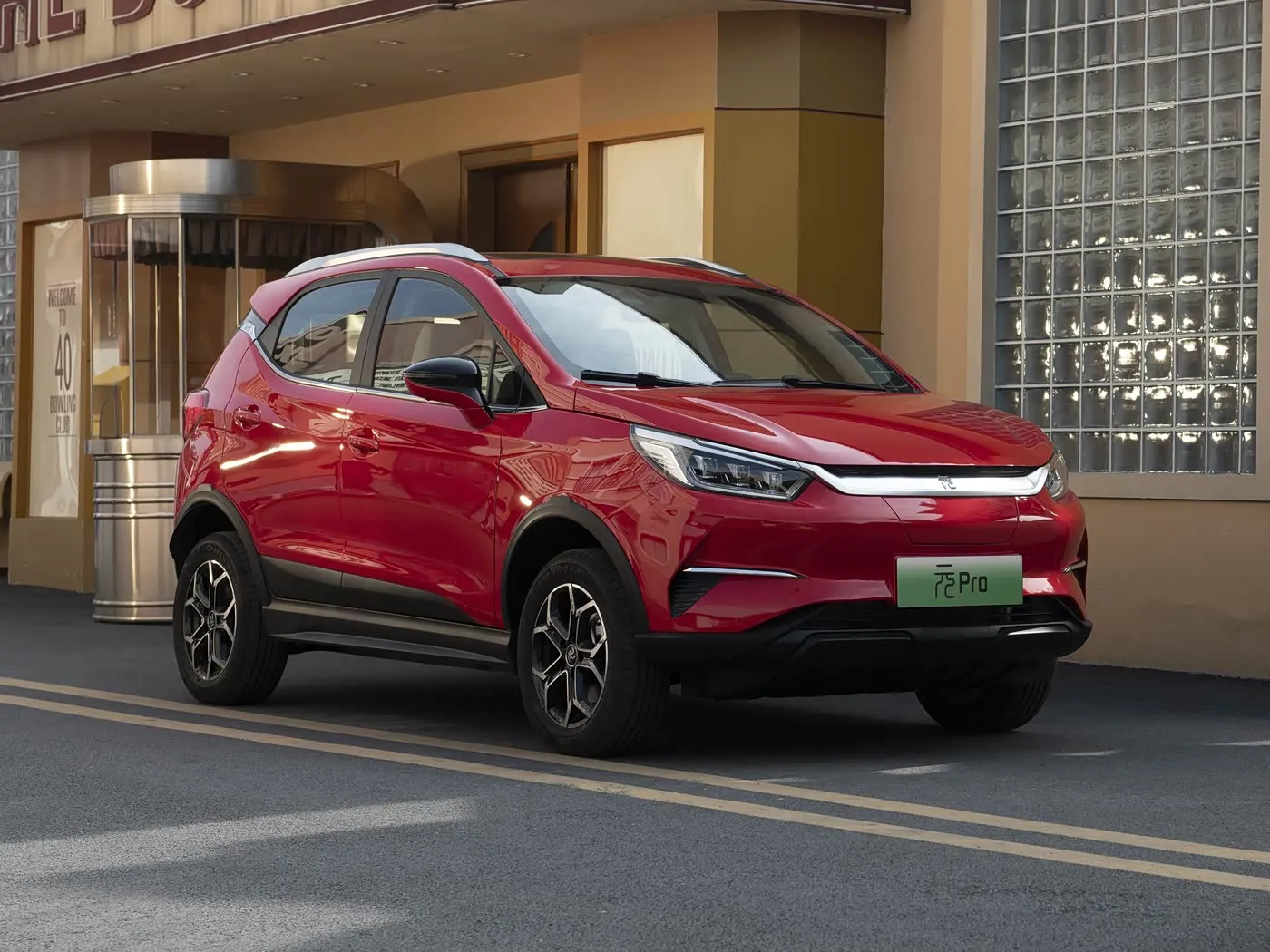 Роскошный электрический внедорожник BYD Yuan Pro с запасом хода 320 км. Расширенные функции для городского вождения. Автомобиль на новой энергии