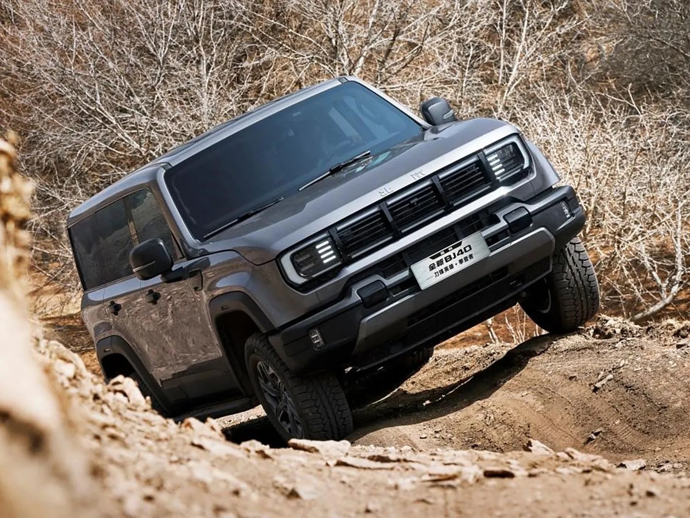 Компактный внедорожник Beijing Off-Road BJ40 с полным приводом, баком на 85 л и панорамной камерой, длинная колесная база