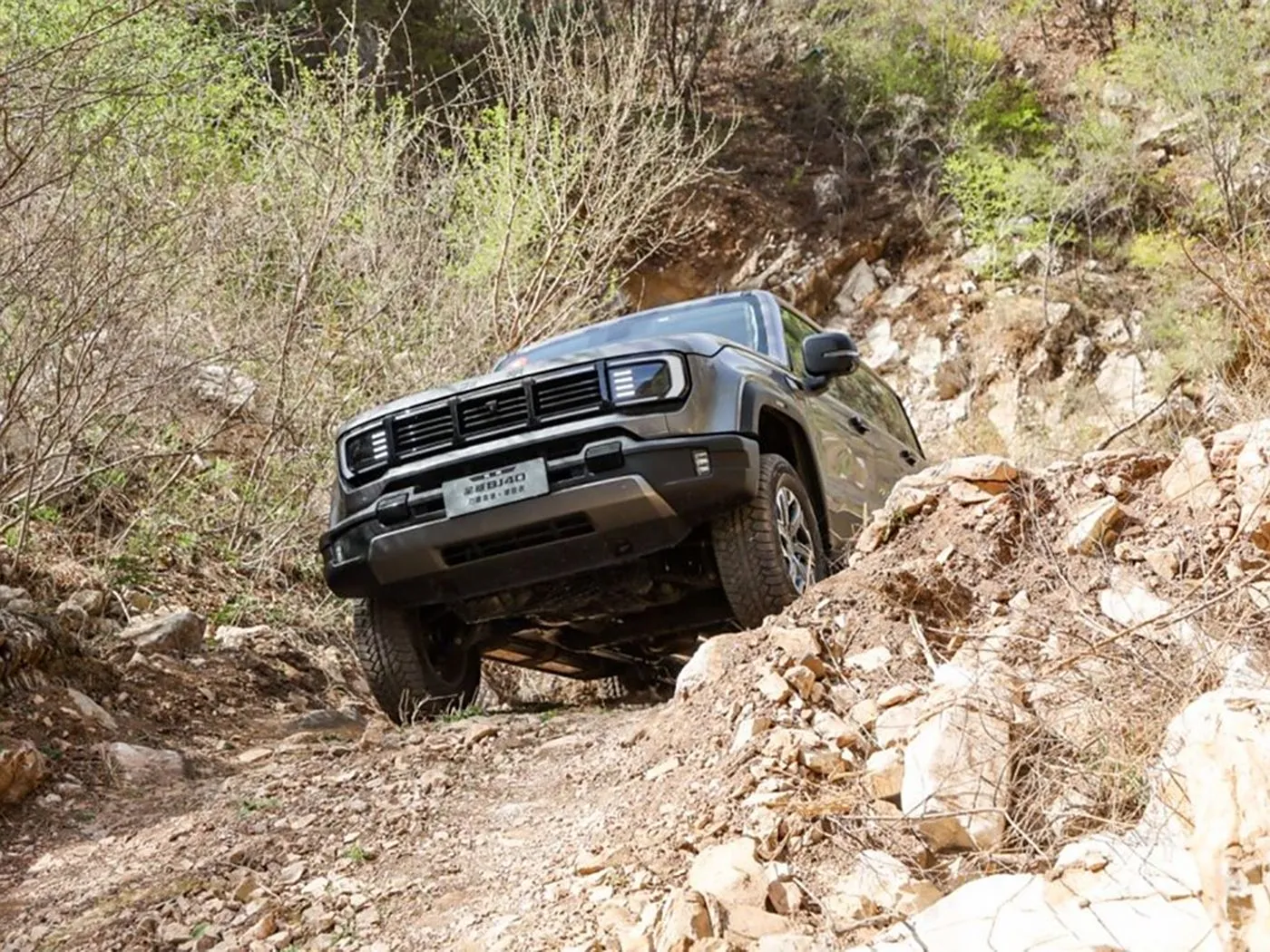 Компактный внедорожник Beijing Off-Road BJ40 с полным приводом, баком на 85 л и панорамной камерой, длинная колесная база