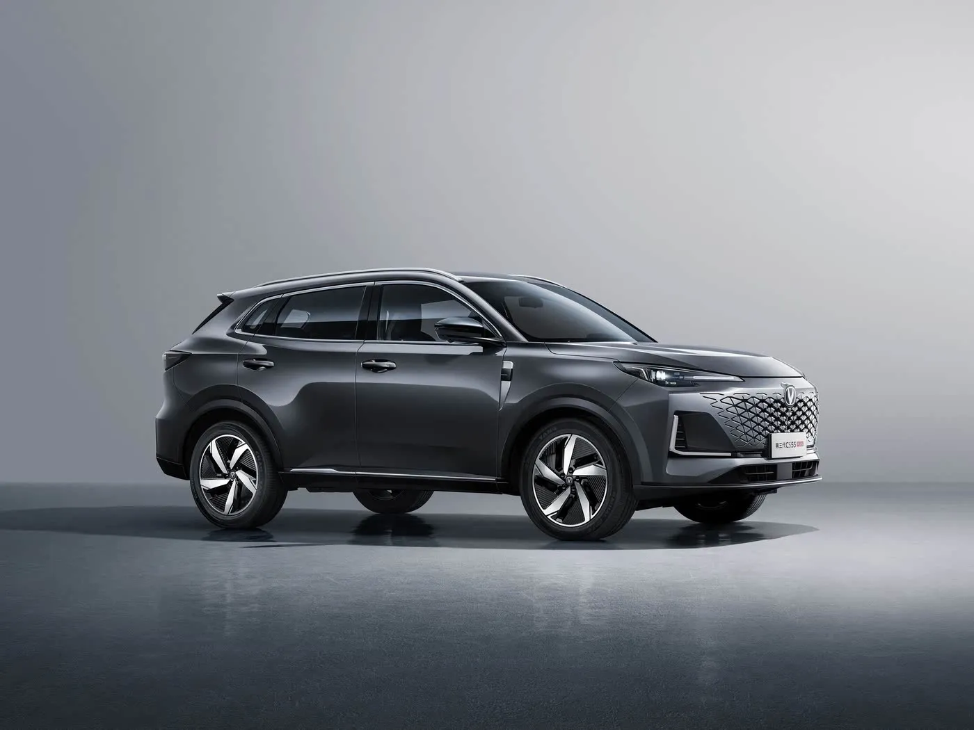 Компактный внедорожник Changan CS55 PLUS. Максимальная скорость 190 км/ч, камера 360°, двухзонный кондиционер и аудиосистема JBL Premium.