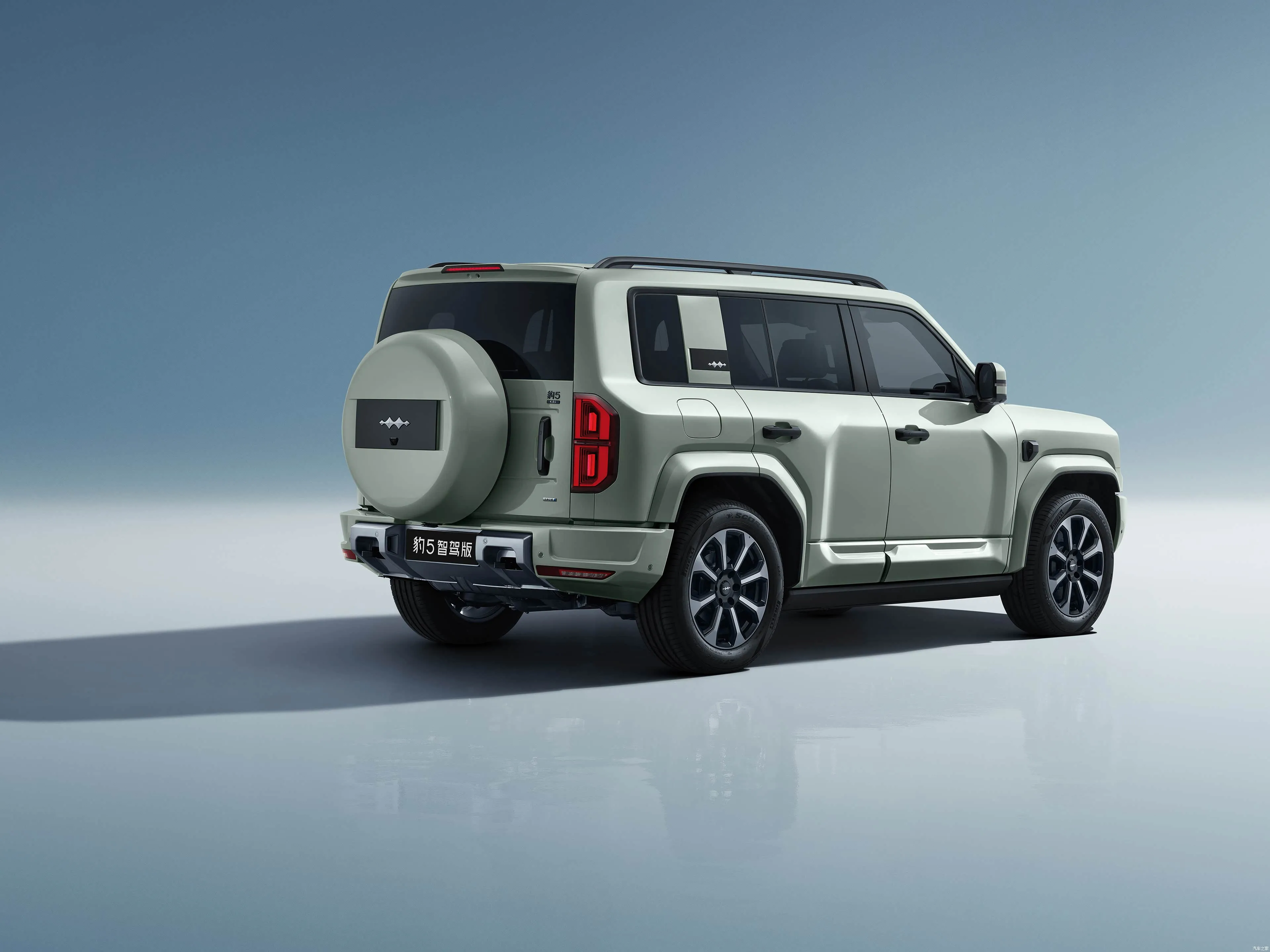 Премиум-внедорожный внедорожник BYD Leopard 5 Hybrid PHEV с экраном 15,6 дюйма, приводом 4x4, полным приводом, топливным баком 83 л