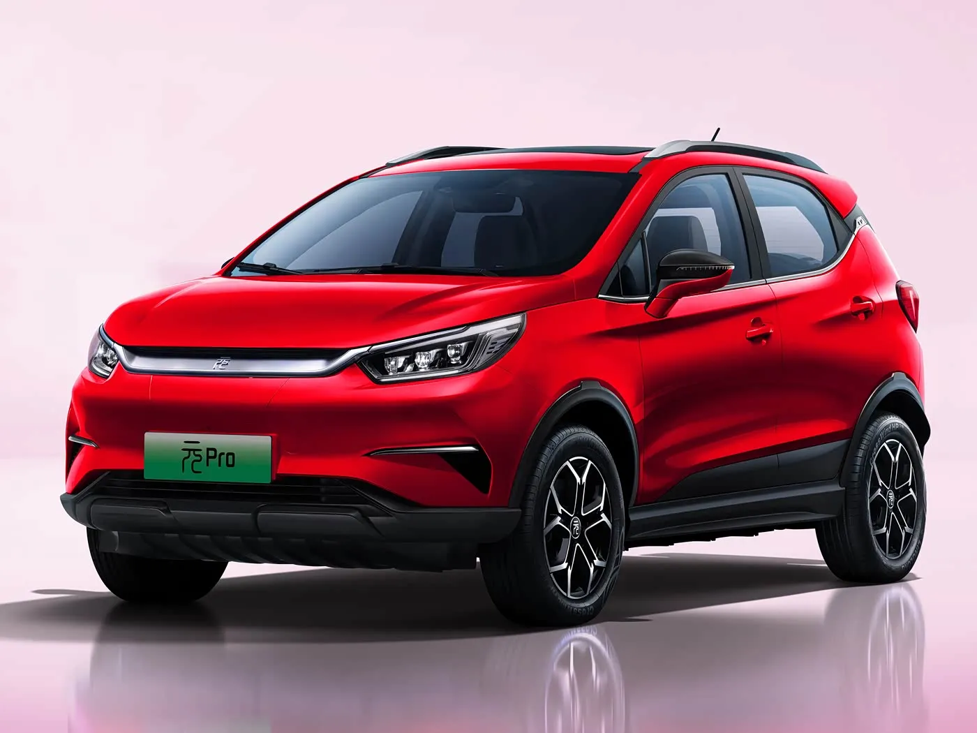 Роскошный электрический внедорожник BYD Yuan Pro с запасом хода 320 км. Расширенные функции для городского вождения. Автомобиль на новой энергии