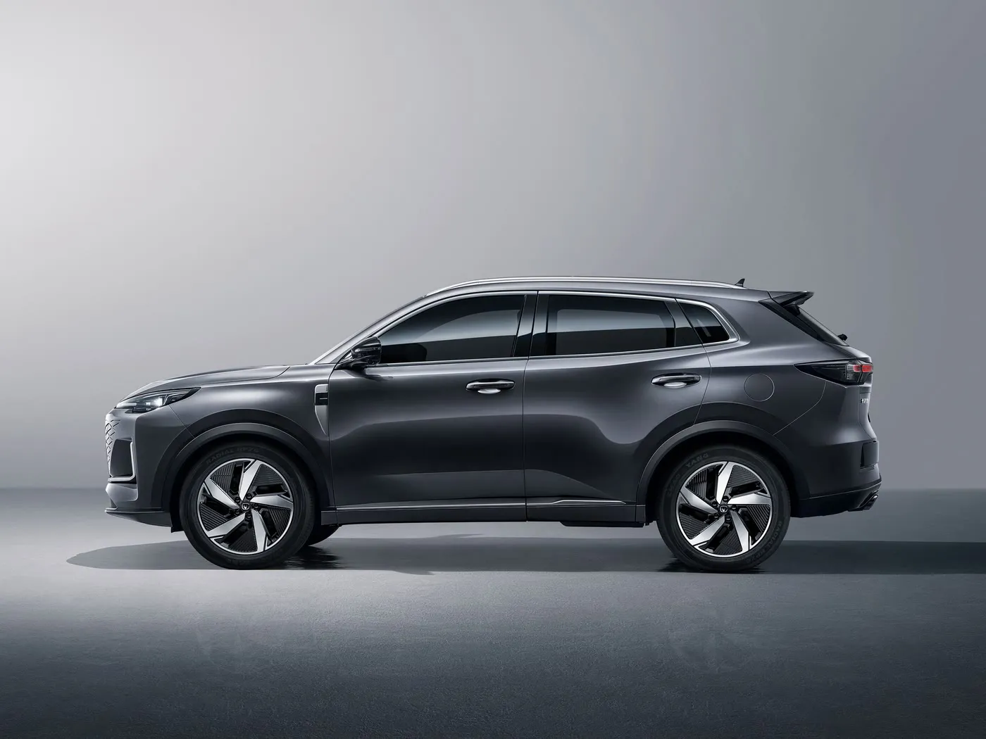 Компактный внедорожник Changan CS55 PLUS. Максимальная скорость 190 км/ч, камера 360°, двухзонный кондиционер и аудиосистема JBL Premium.