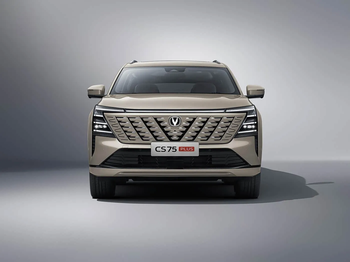 Компактный внедорожник Changan CS75 PLUS 1,5/2,0 зуба с системой L2,5 Assist, сенсорным экраном 15,6 дюйма и длинной колесной базой