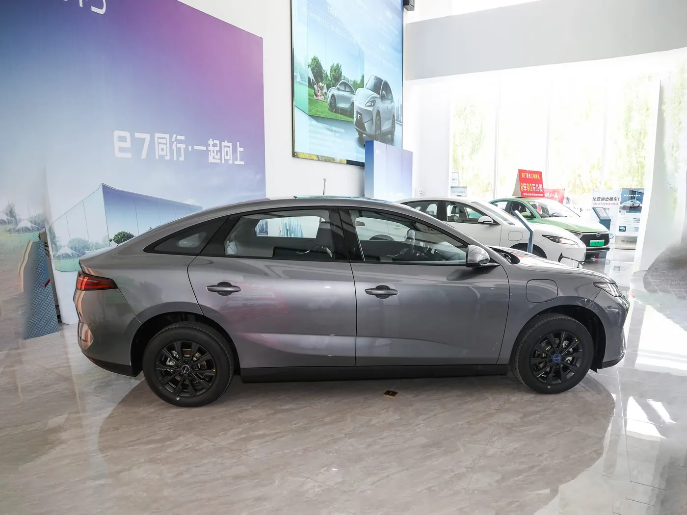 Новая модель автомобиля BYD E7 EV, максимальная скорость 150 км/ч, 136 л.с., крутящий момент 180 Нм, 5-местный электромобиль