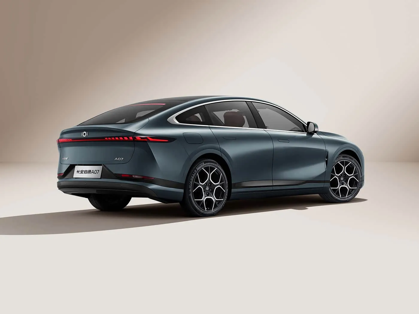 Changan Qiyuan A07 Hybrid EV Sedan Новый энергетический автомобиль из Китая, запас хода 1200 км, автоматическая коробка передач, 5 мест, скорость 175 км/ч, размер шин R19