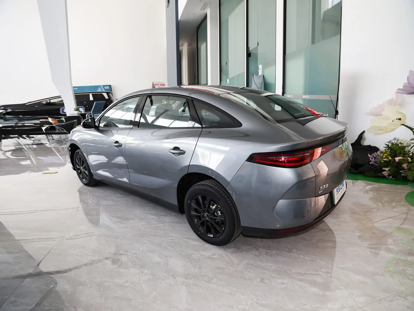 Новая модель автомобиля BYD E7 EV, максимальная скорость 150 км/ч, 136 л.с., крутящий момент 180 Нм, 5-местный электромобиль