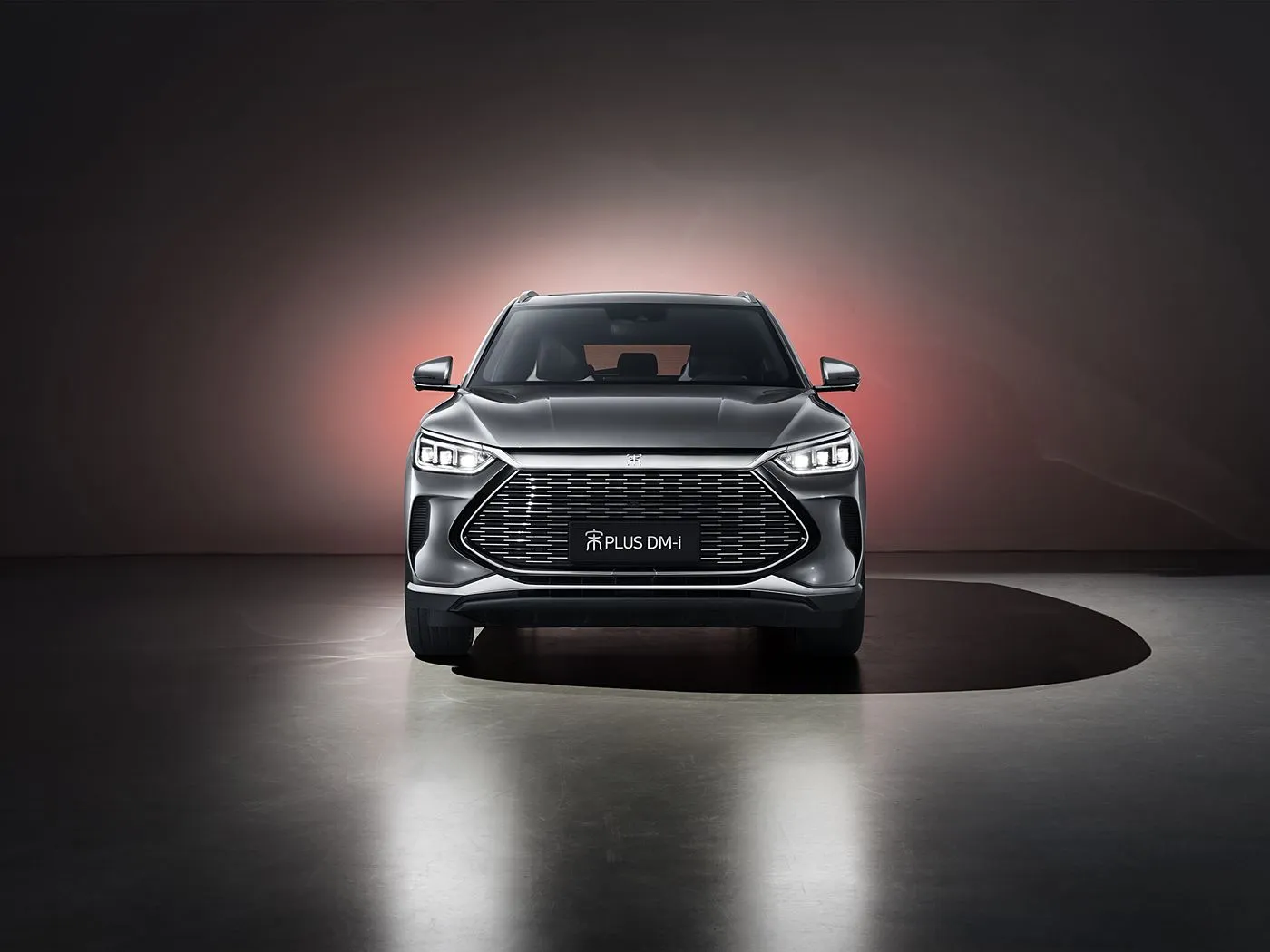 Внедорожник BYD Song Plus с автоматическим полным приводом и камерой заднего вида, кожаными сиденьями, гибридным топливом, левым рулевым управлением