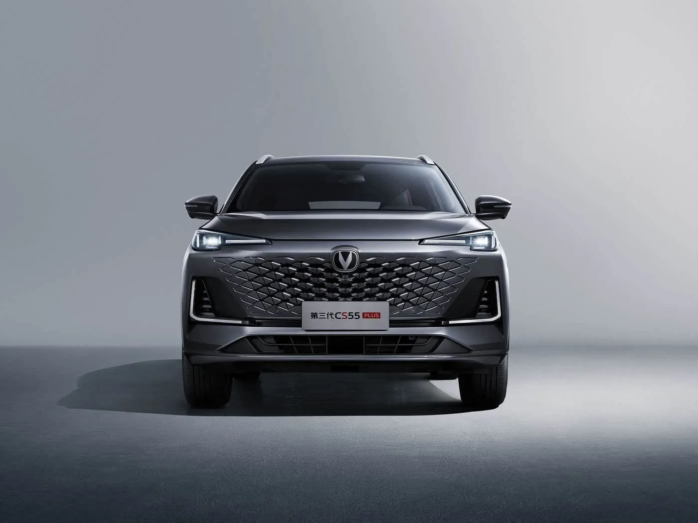 Компактный внедорожник Changan CS55 PLUS. Максимальная скорость 190 км/ч, камера 360°, двухзонный кондиционер и аудиосистема JBL Premium.
