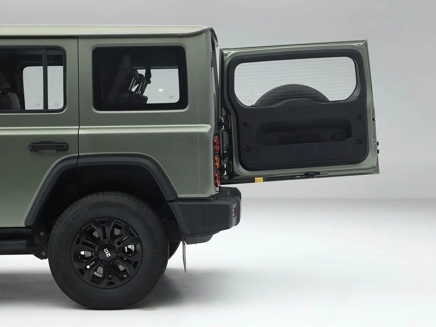 BAIC 212 T01 Rugged 212 T01 Rugged 4WD Компактный внедорожник Бензин/дизель 8AT и кожаный салон Кожаный руль с подогревом Длинная колесная база