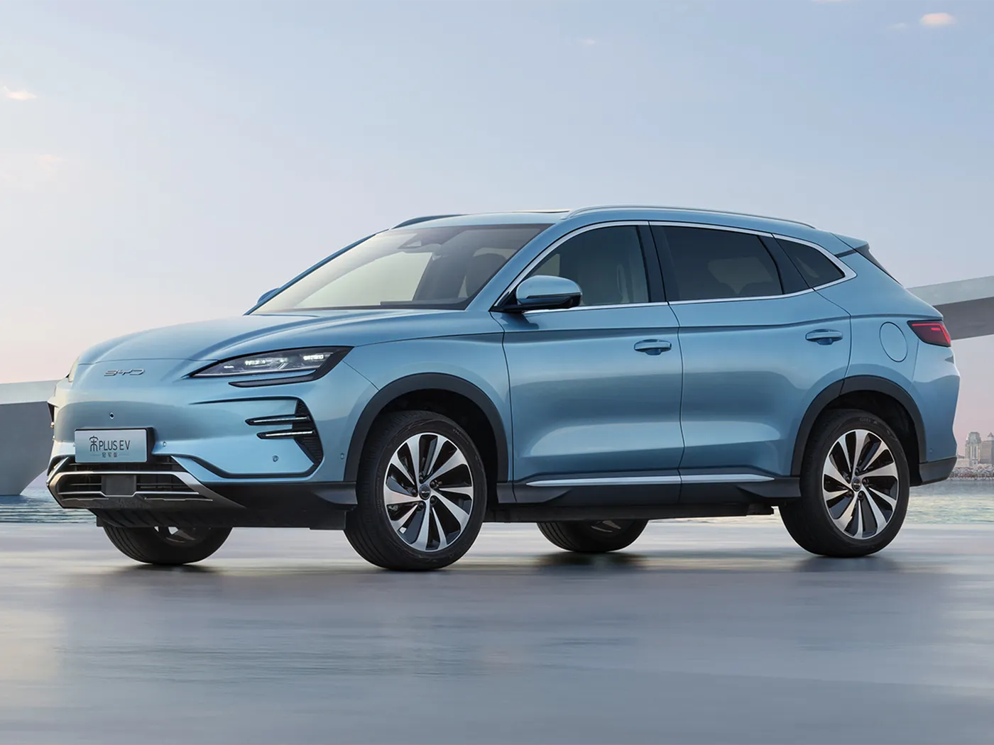 Внедорожник BYD Song Plus с автоматическим полным приводом и камерой заднего вида, кожаными сиденьями, гибридным топливом, левым рулевым управлением