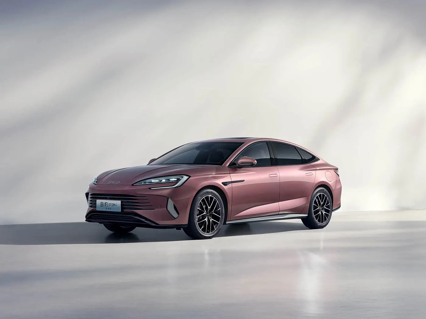 BYD Seal 07 DM-i Электрический внедорожник Высокоскоростной автомобильный седан с электродвигателем 4-местный левый руль Особенности автомобиля на новой энергии