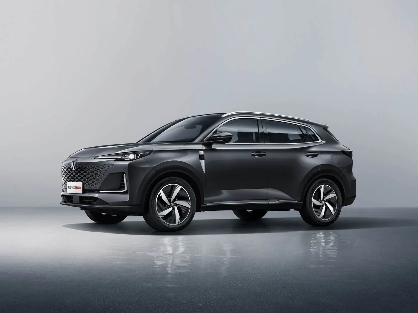 Компактный внедорожник Changan CS55 PLUS. Максимальная скорость 190 км/ч, камера 360°, двухзонный кондиционер и аудиосистема JBL Premium.