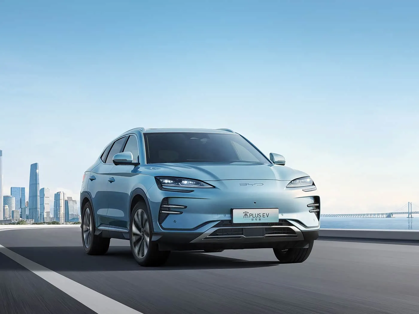 Внедорожник BYD Song Plus с автоматическим полным приводом и камерой заднего вида, кожаными сиденьями, гибридным топливом, левым рулевым управлением
