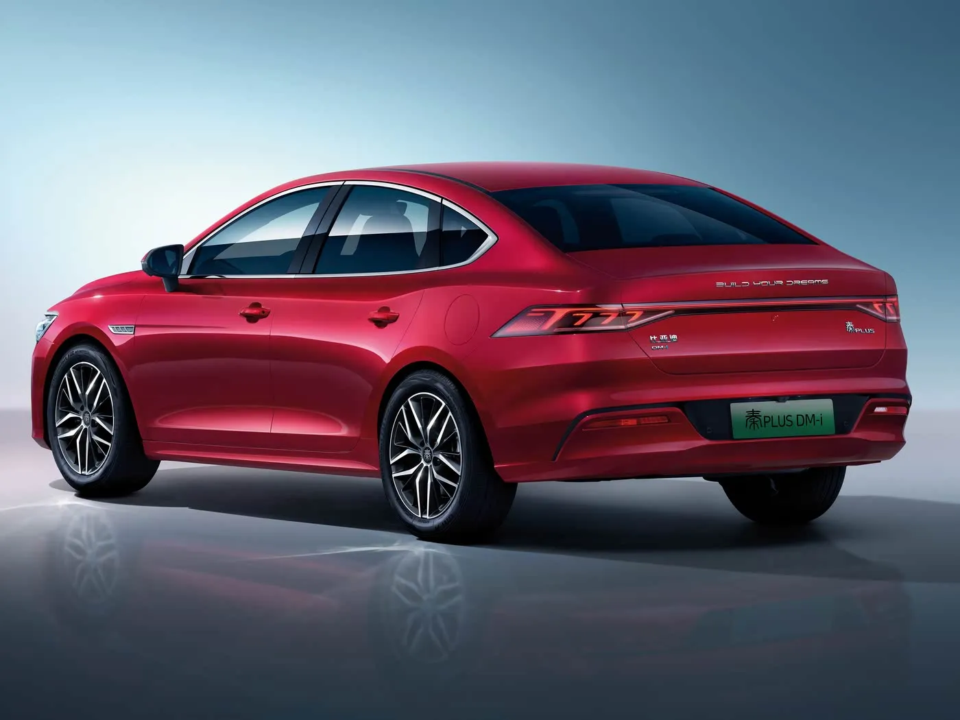 BYD Qing Plus Электрический внедорожник Гибридный авто Автомобиль на новой энергии Усовершенствованный электродвигатель с левым рулевым управлением Седан, оптимизированный для поисковых систем
