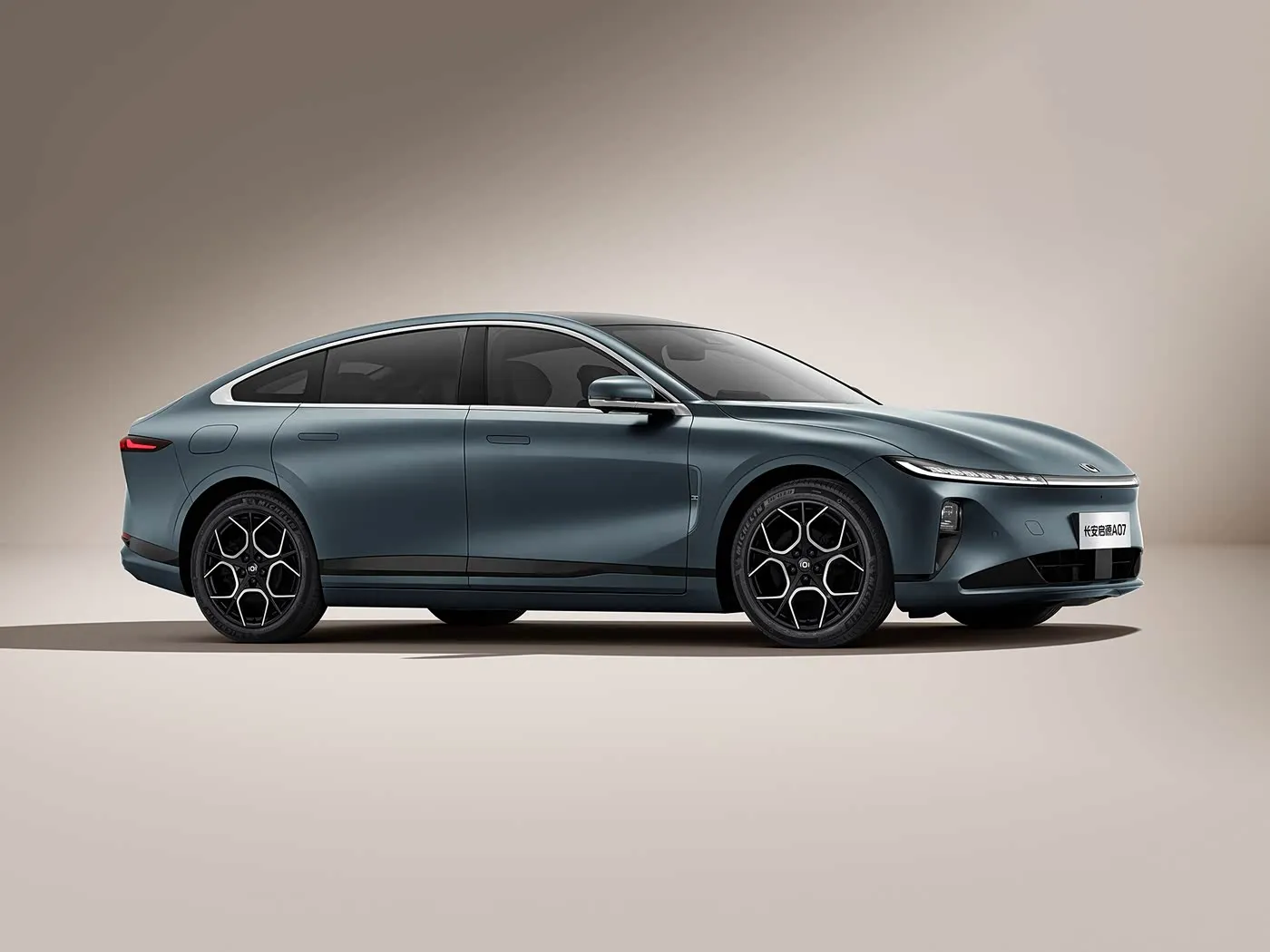 Changan Qiyuan A07 Hybrid EV Sedan Новый энергетический автомобиль из Китая, запас хода 1200 км, автоматическая коробка передач, 5 мест, скорость 175 км/ч, размер шин R19
