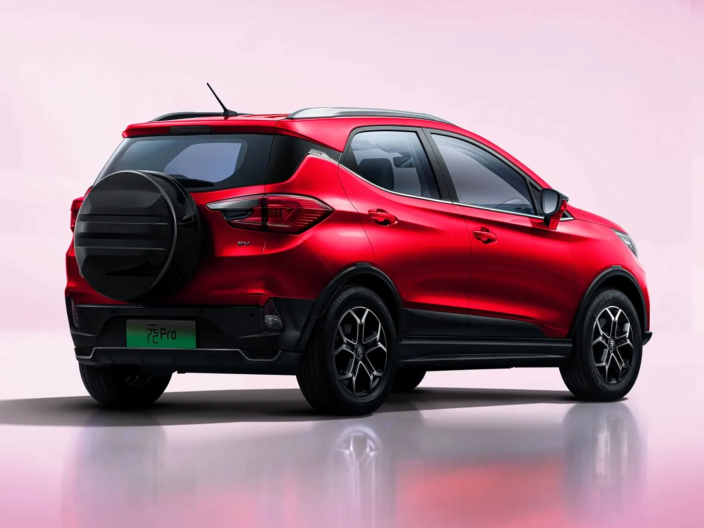 Роскошный электрический внедорожник BYD Yuan Pro с запасом хода 320 км. Расширенные функции для городского вождения. Автомобиль на новой энергии
