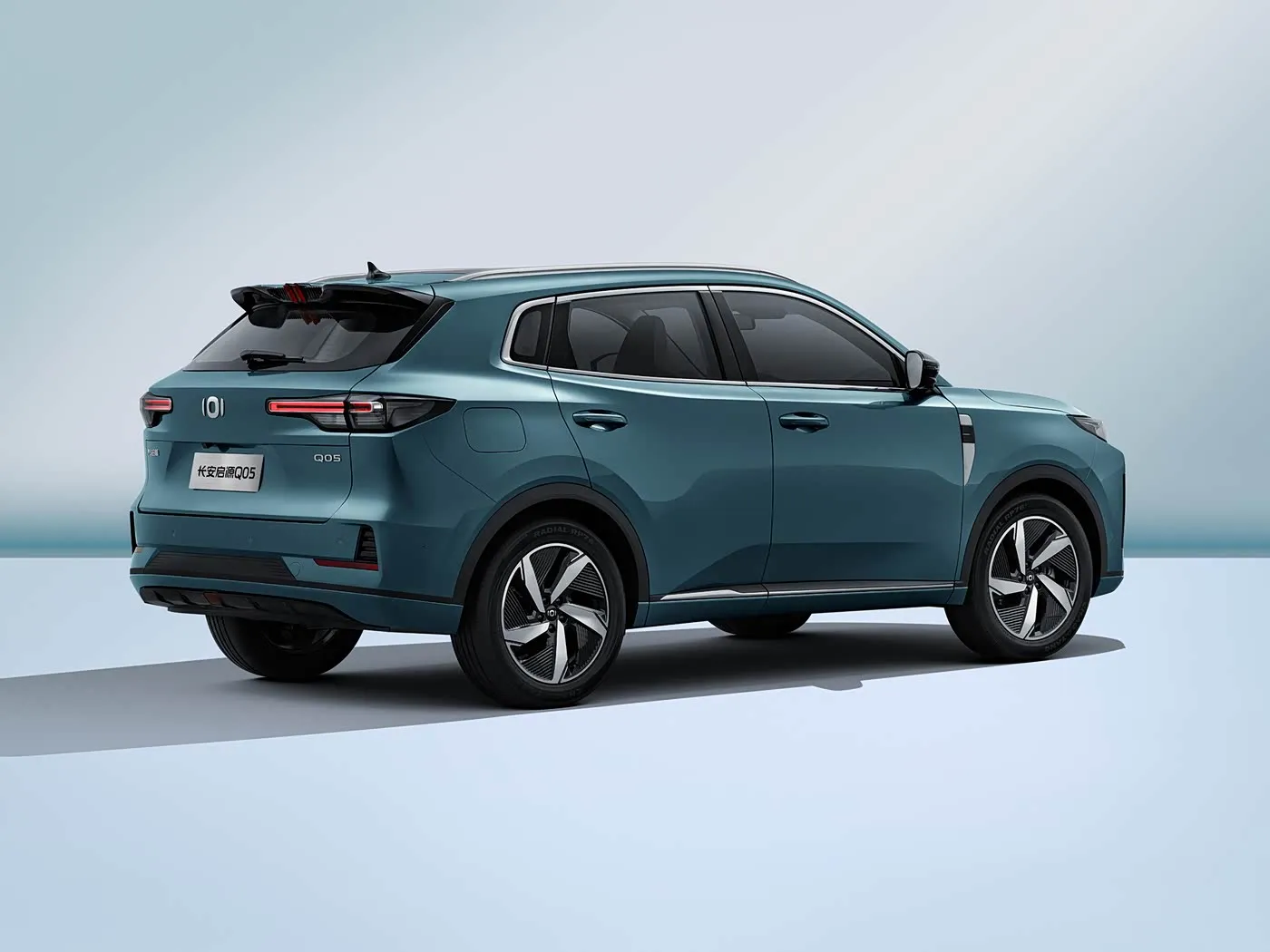 Changan NEVO Q05 Гибридный электрический внедорожник дальнего действия с автоматической коробкой передач 5-дверный 5-местный кожаный салон слева