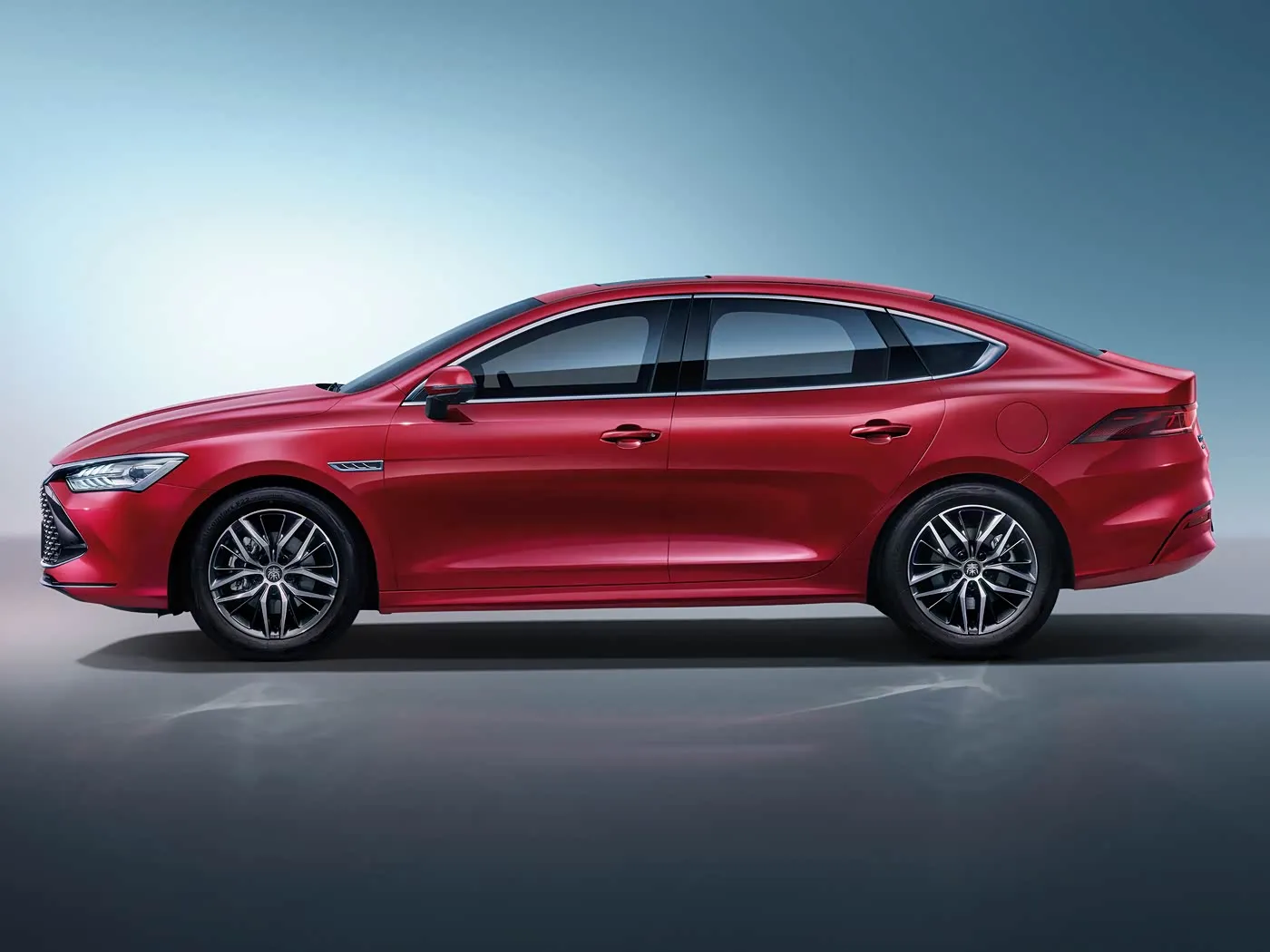 BYD Qing Plus Электрический внедорожник Гибридный авто Автомобиль на новой энергии Усовершенствованный электродвигатель с левым рулевым управлением Седан, оптимизированный для поисковых систем
