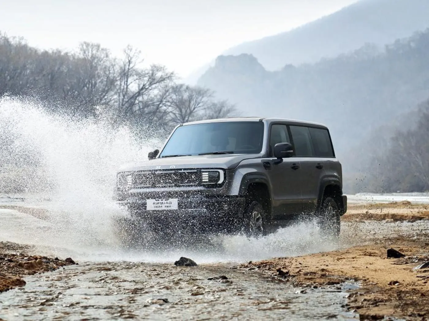 Компактный внедорожник Beijing Off-Road BJ40 с полным приводом, баком на 85 л и панорамной камерой, длинная колесная база