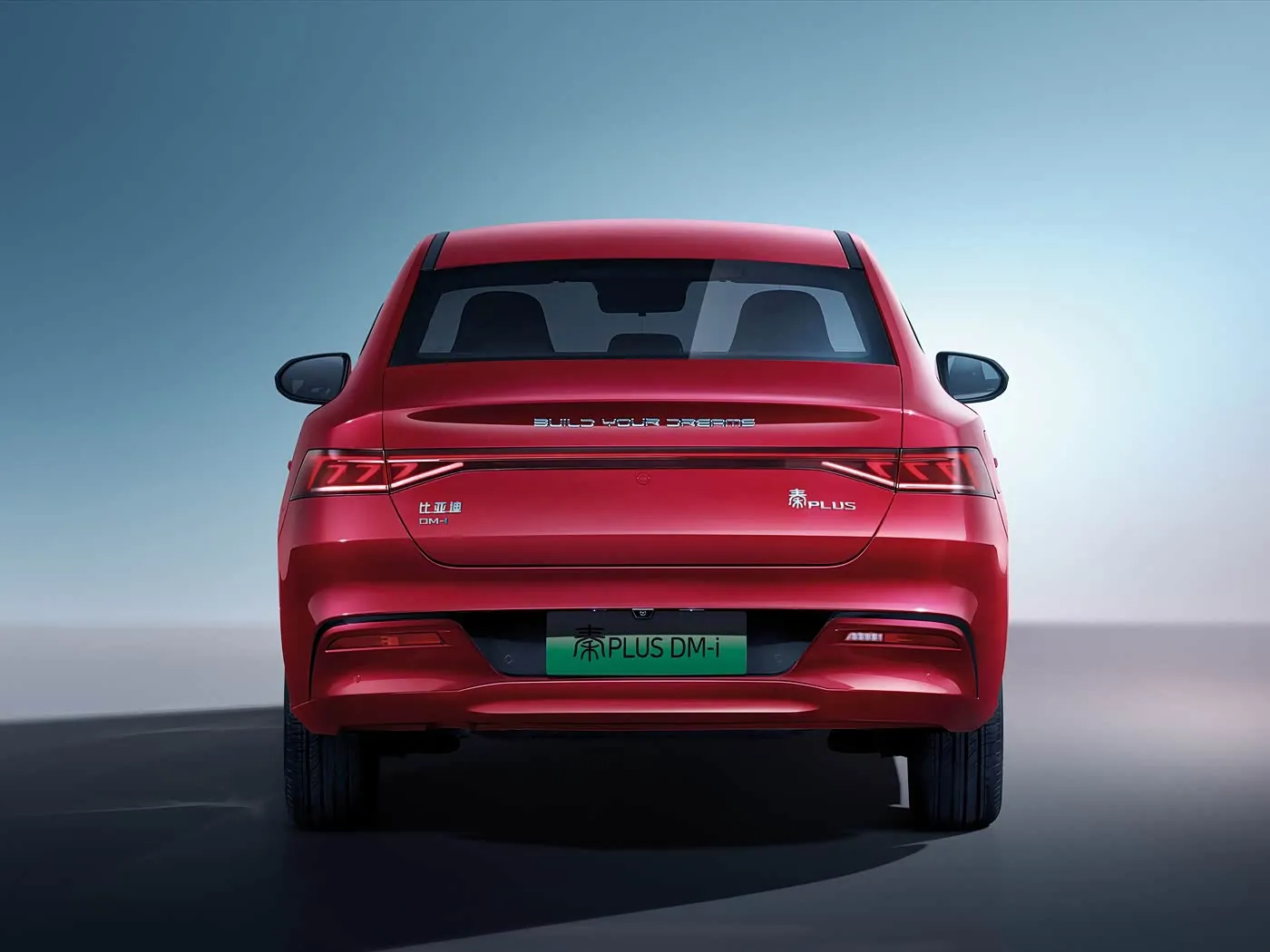 BYD Qing Plus Электрический внедорожник Гибридный авто Автомобиль на новой энергии Усовершенствованный электродвигатель с левым рулевым управлением Седан, оптимизированный для поисковых систем