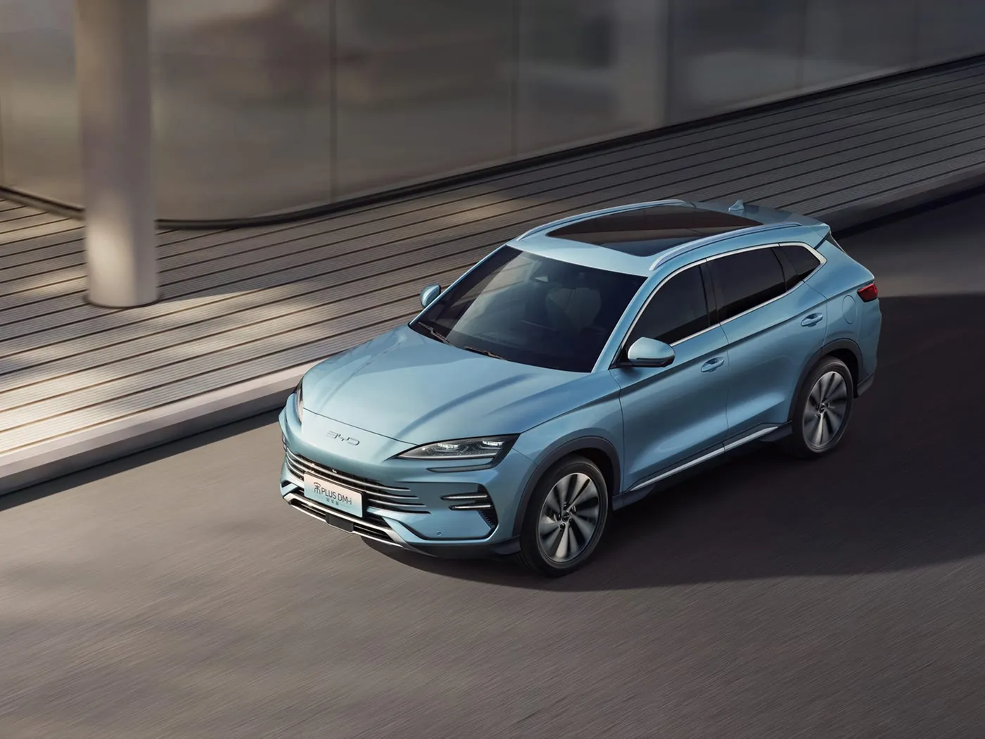 Внедорожник BYD Song Plus с автоматическим полным приводом и камерой заднего вида, кожаными сиденьями, гибридным топливом, левым рулевым управлением