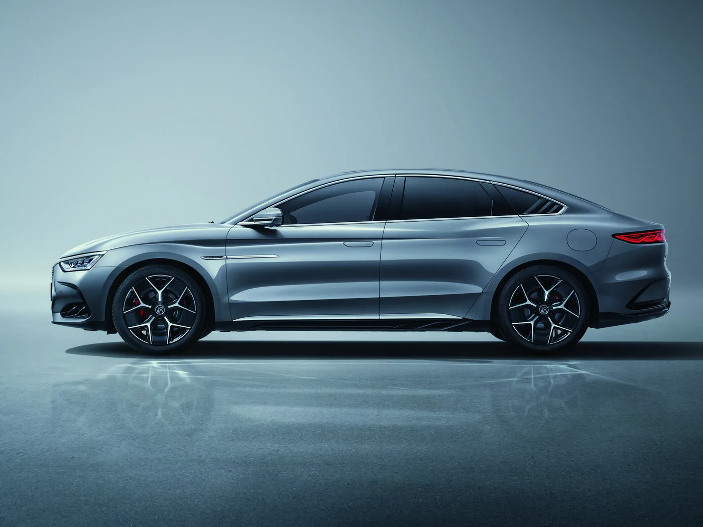 BYD Han EV/DM-i: электрифицирующий роскошный седан с двойным двигателем и передовыми технологиями НОВАЯ ЭНЕРГИЯ