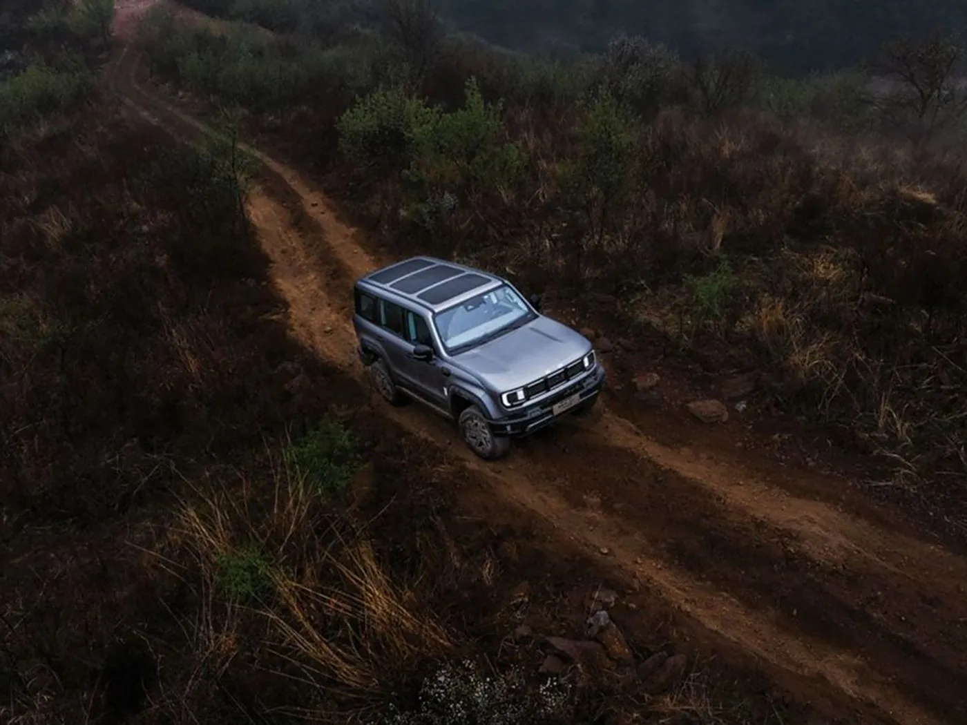 Компактный внедорожник Beijing Off-Road BJ40 с полным приводом, баком на 85 л и панорамной камерой, длинная колесная база